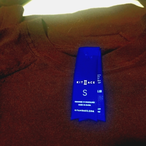 Kit and Ace  Maroon Crewneck Wome's Top. Size: Small. - Picture 5 of 7